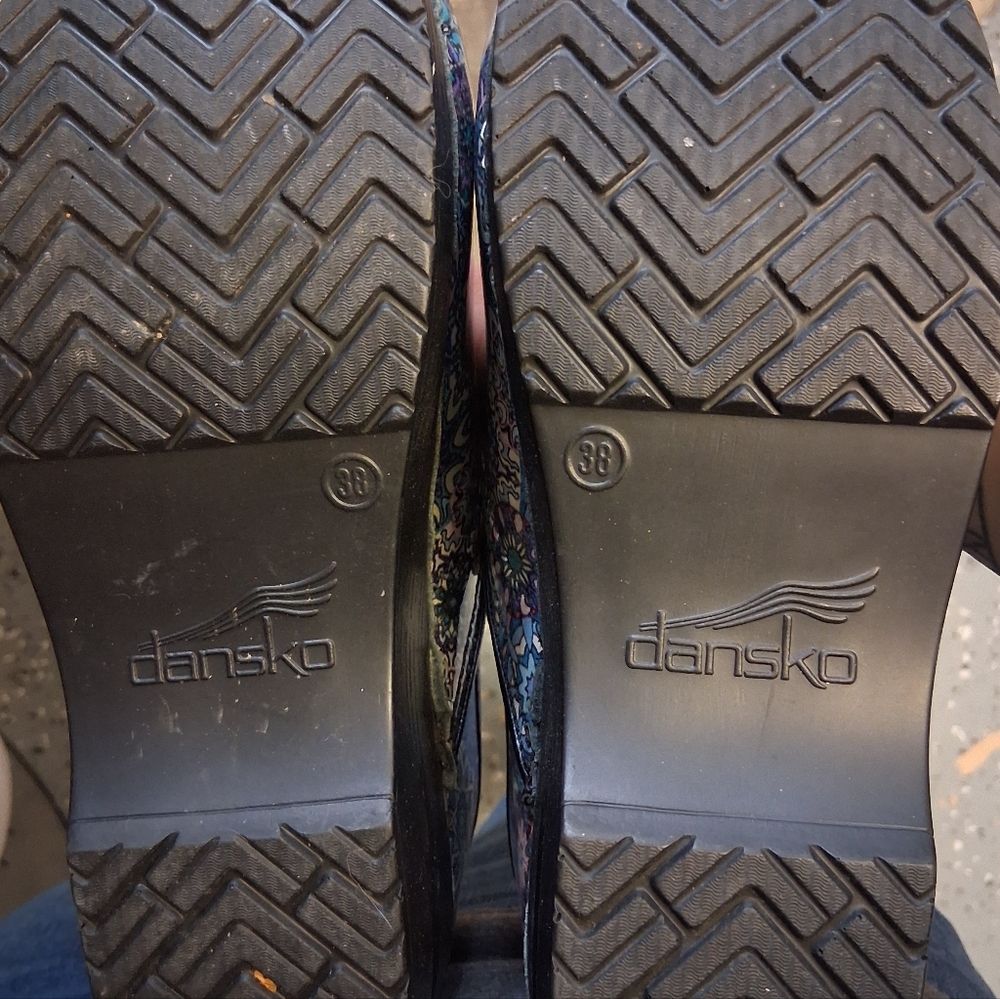 Stylish Women's Patterned Clogs - image 2